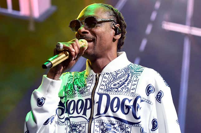 Image for article titled Snoop Dogg Blew a Big Moment by Not Actually Giving Up Smoke
